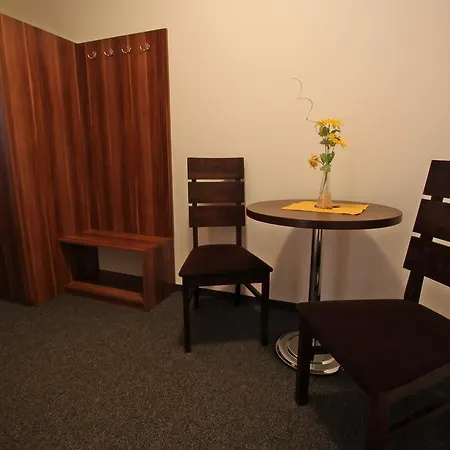 Pagy 招待所 Visnove